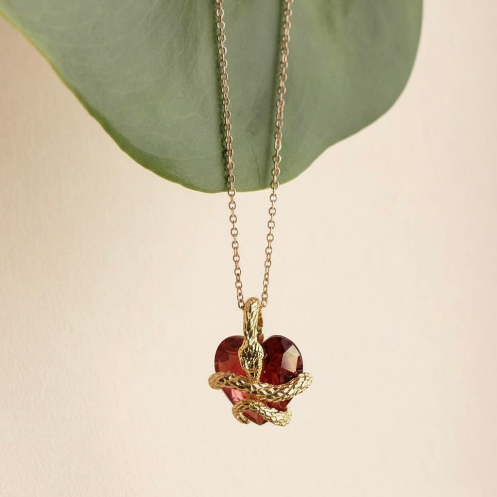 Yılanlı Kırmızı Kalp Kolye - 14K Altın Kaplama