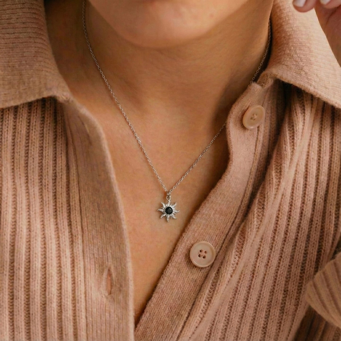 Siyah Güneş Kolye - 925 Ayar Gümüş