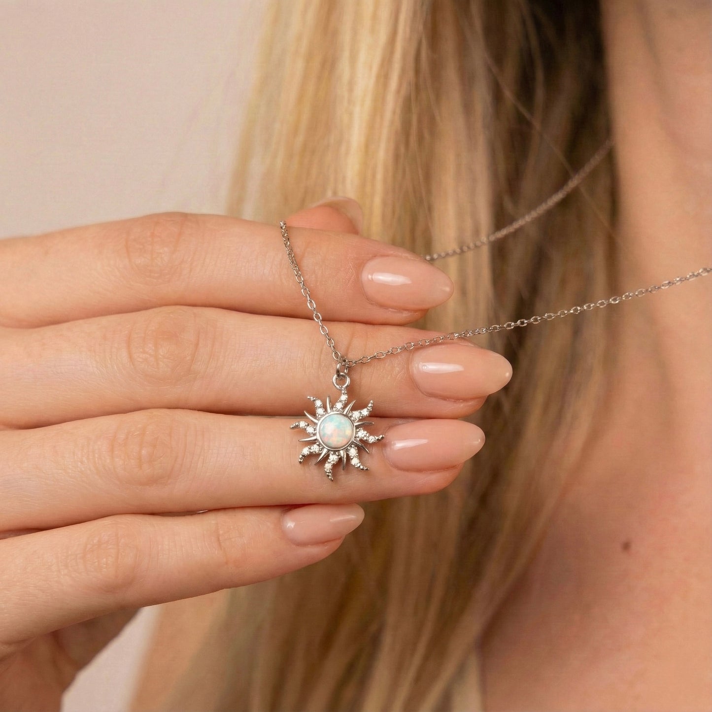 Beyaz Opal Güneş Kolye - 925 Ayar Gümüş