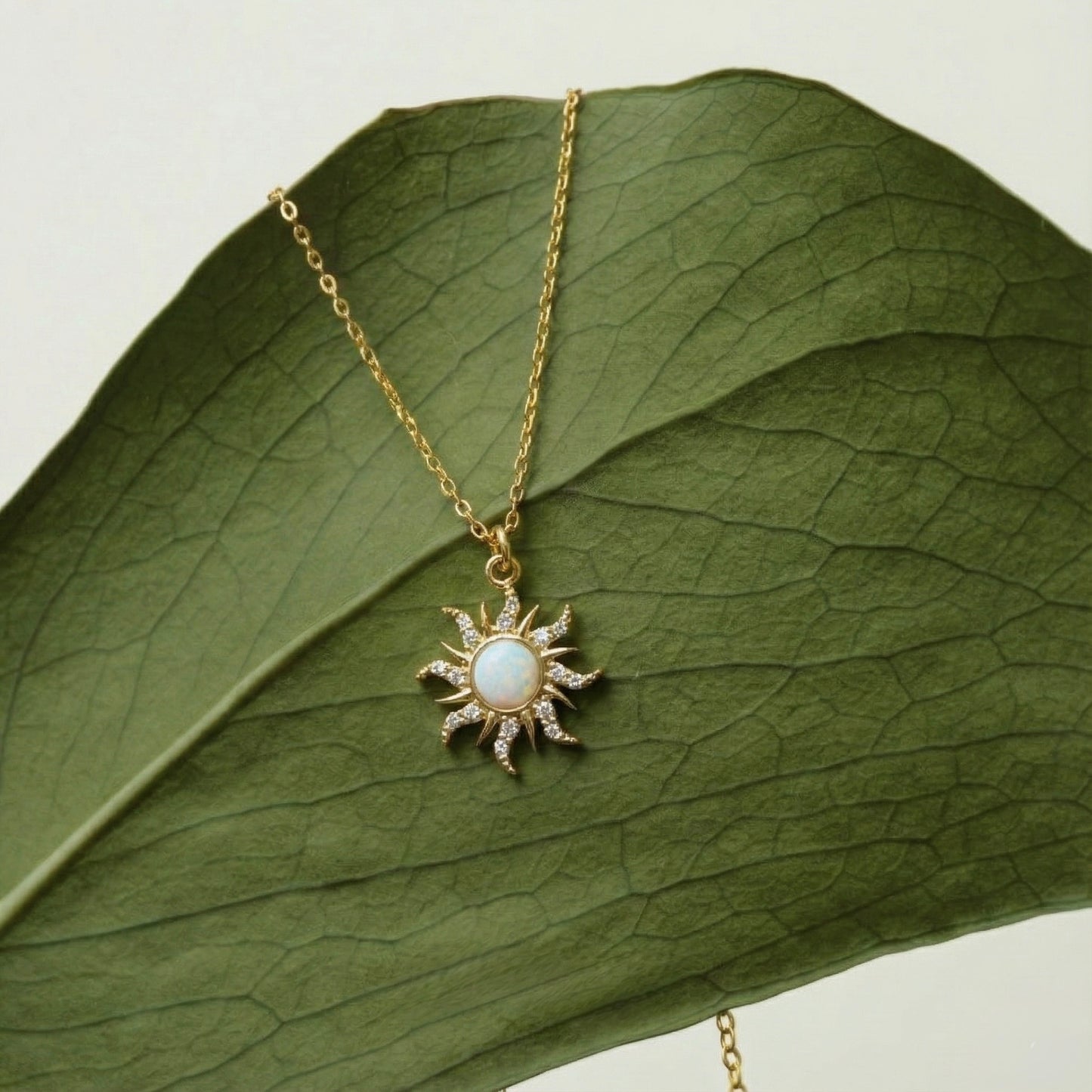 Beyaz Opal Güneş Kolye - 14K Altın Kaplama