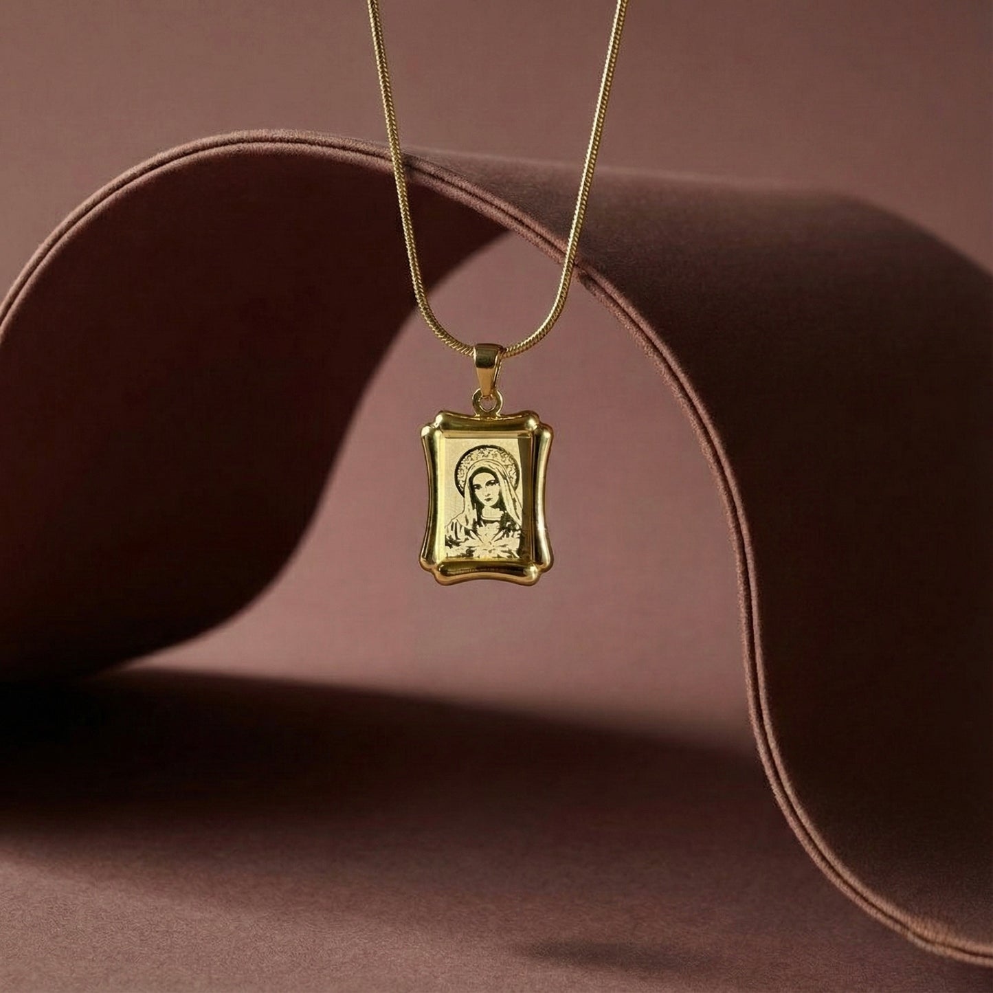 Meryem Ana Figürlü Madalyon Kolye - 14K Altın Kaplama