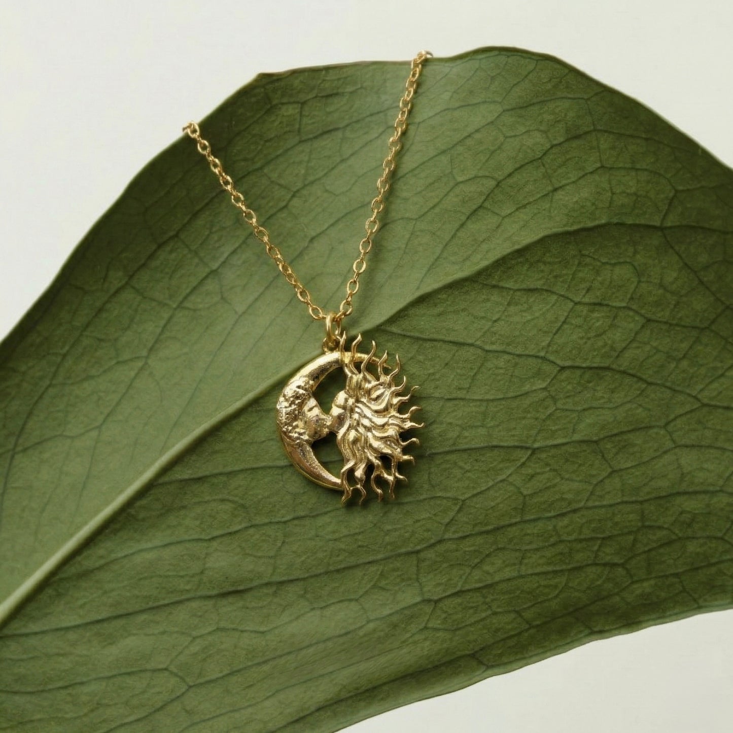 Celestial Kiss Kolye