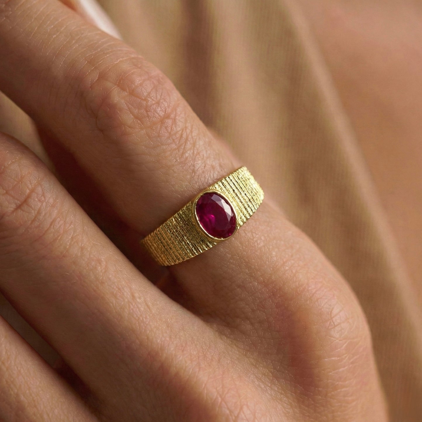 Ruby Ribbed Signet Yüzük