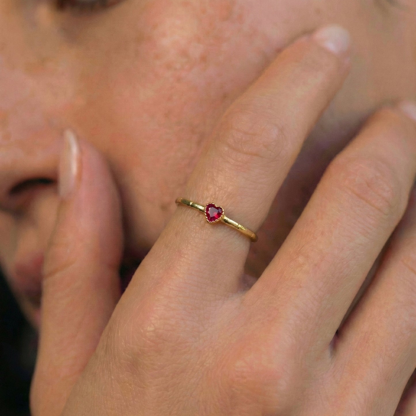 Petite Ruby Heart Yüzük