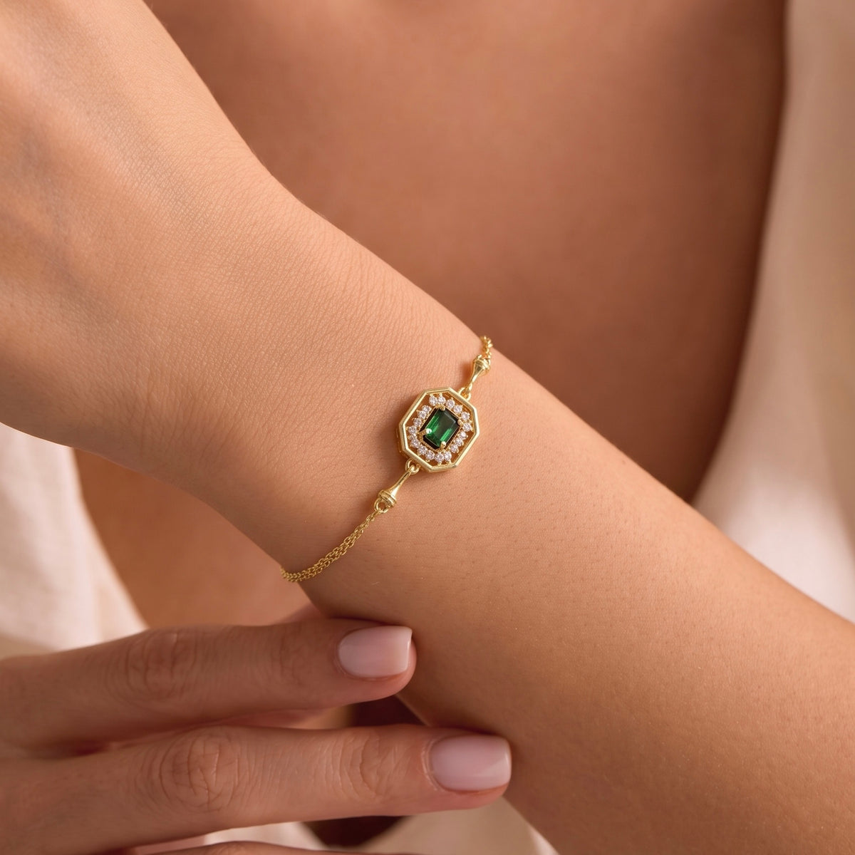 Emerald Halo Bileklik – 925 ayar gümüş yeşil taşlı bileklik, Minon (detay)
