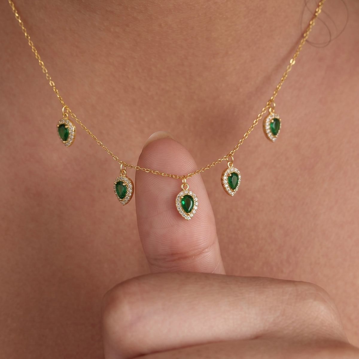 Emerald Teardrop Kolye